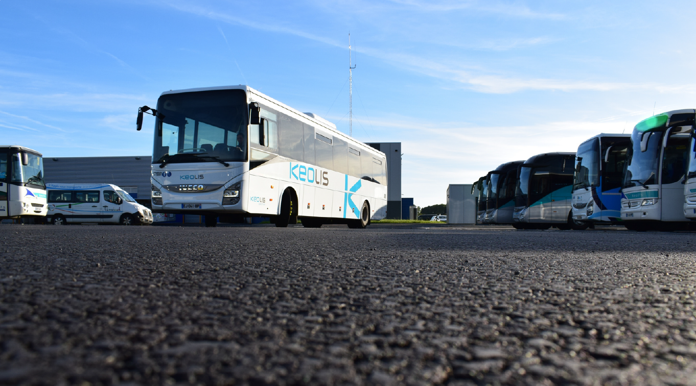 Photo d'un bus Keolis dans un parking de bus