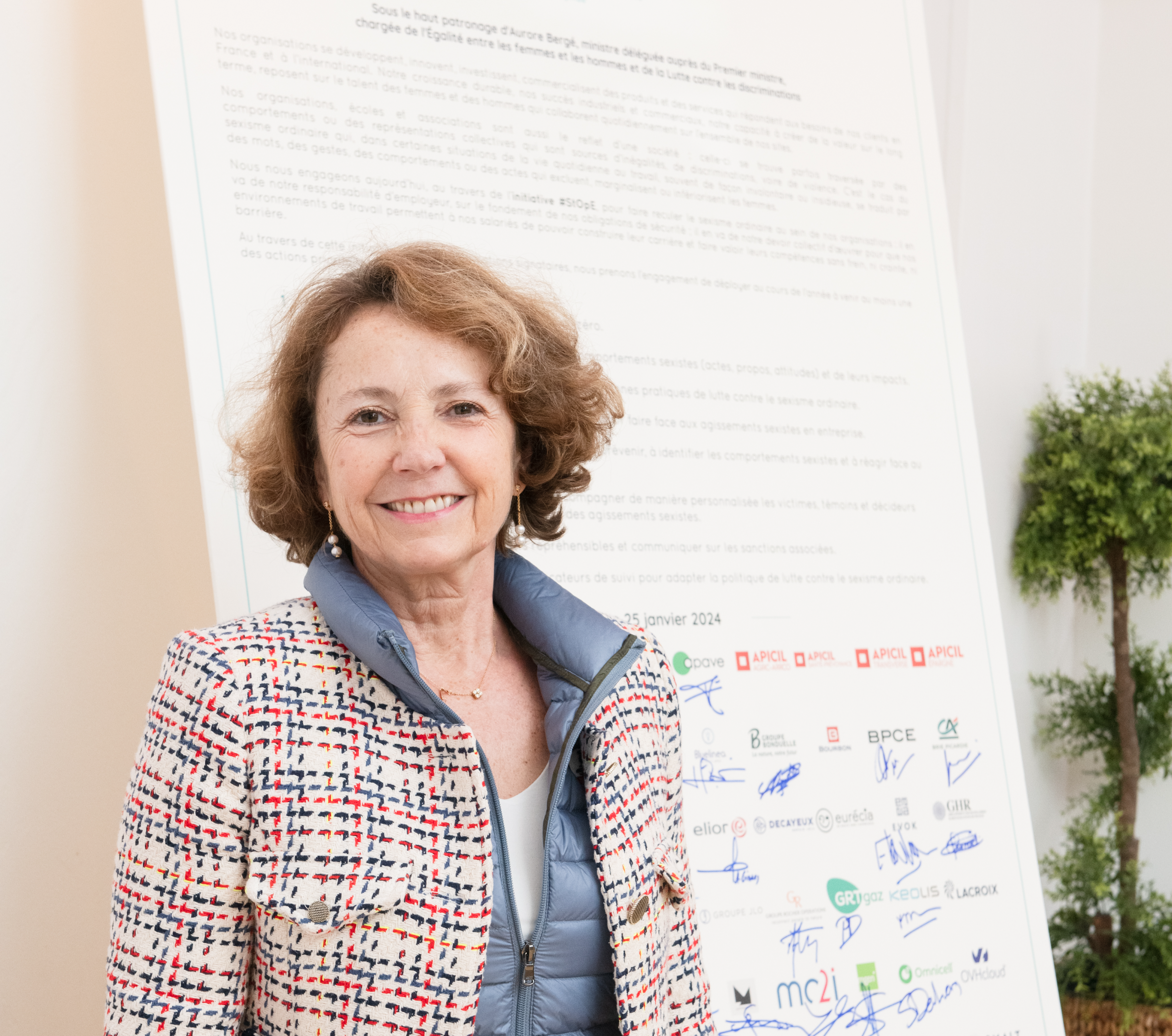 Photo de Marie-Ange Debon devant le tableau de signatures