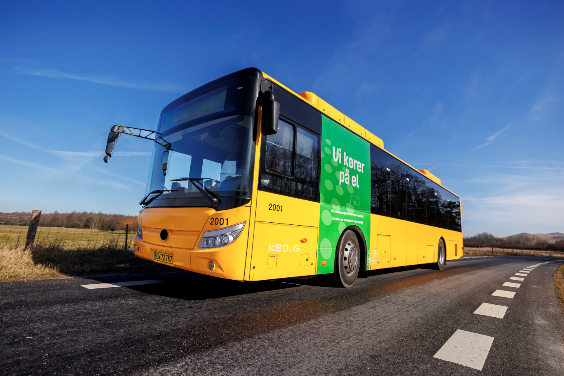 Photo d'un bus jaune au danemark