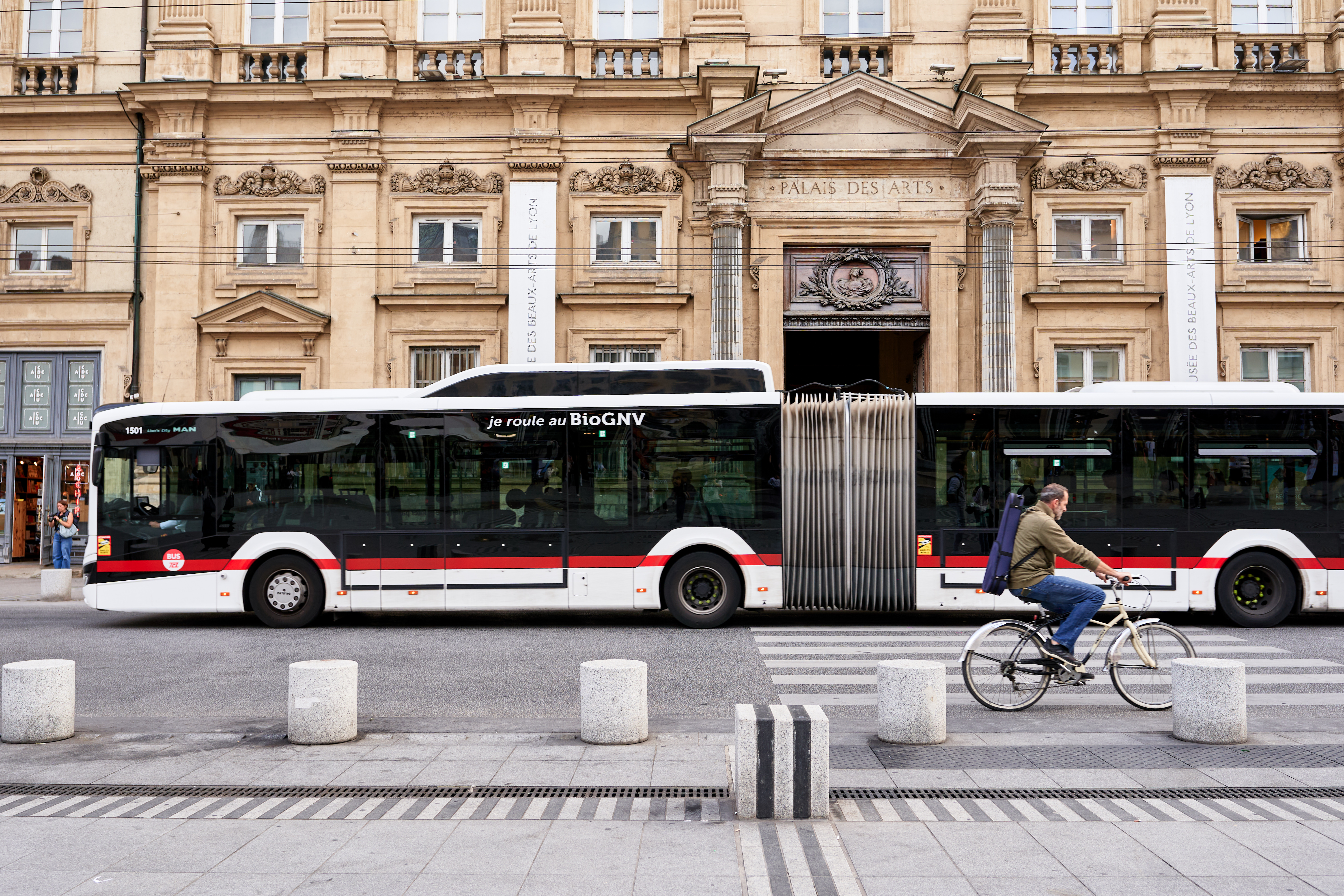 Photo d'un bus double à Lyon © AlexHavret