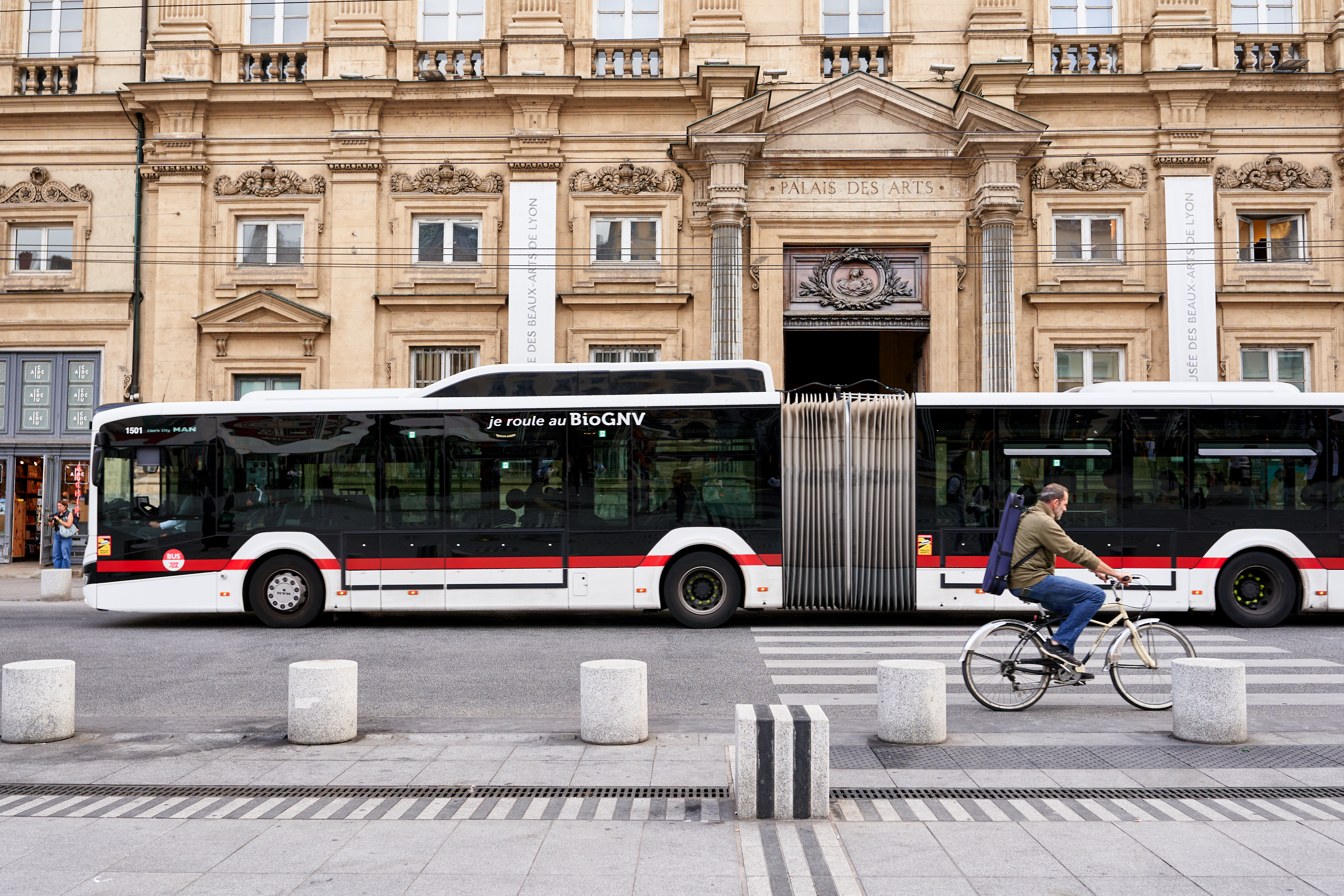 Picture of a double bus in Lyon © AlexHavret