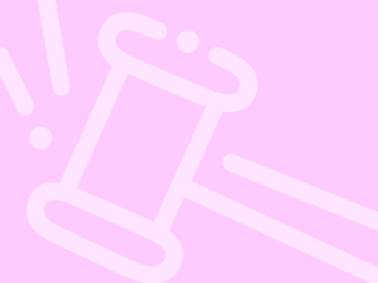 Iconographie d'un marteau sur fond rose