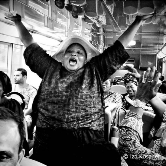 Photo d'un femme dans le train qui s'exclame de joie