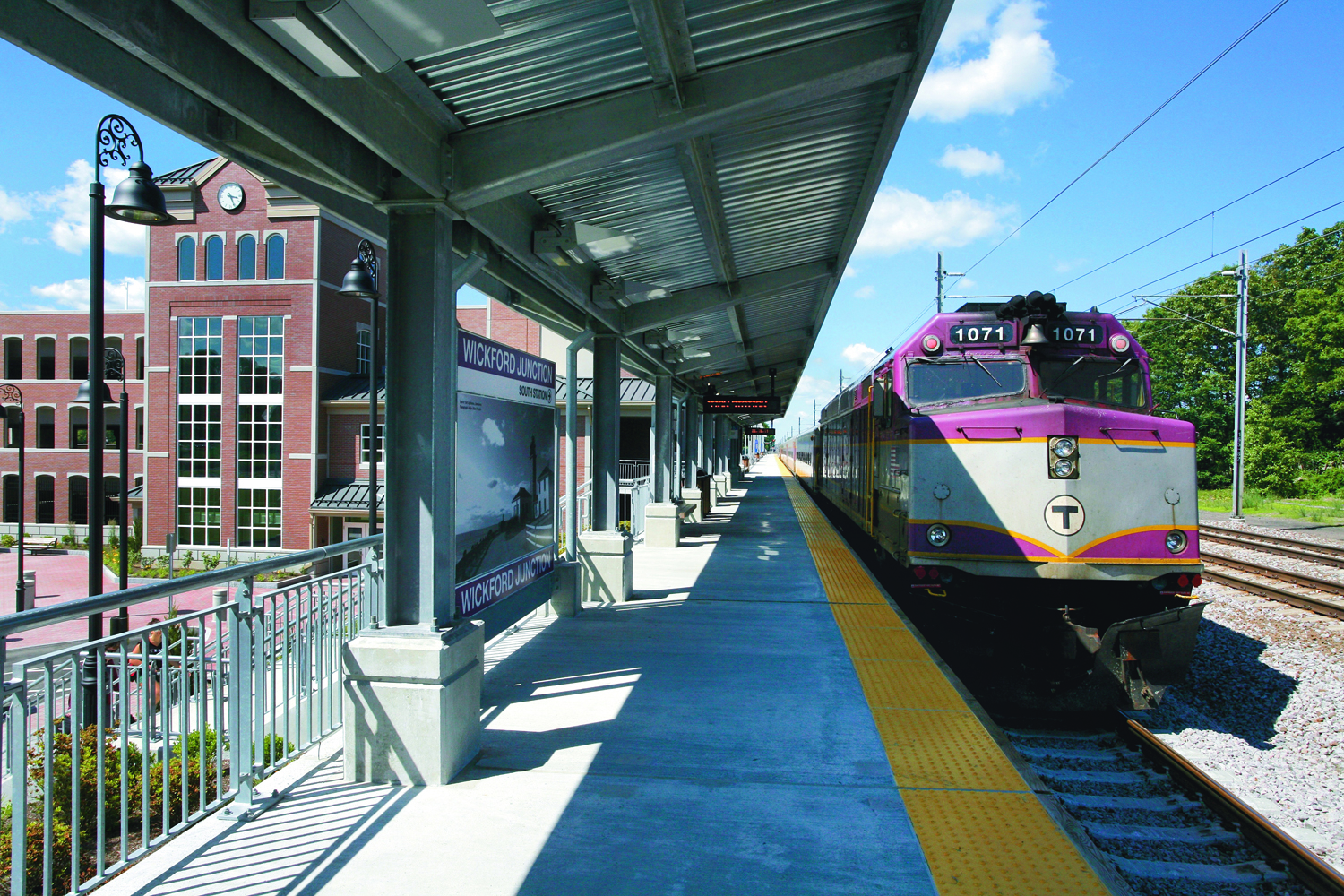 Photo d'une gare ferroviaire avec un train à quai à Boston