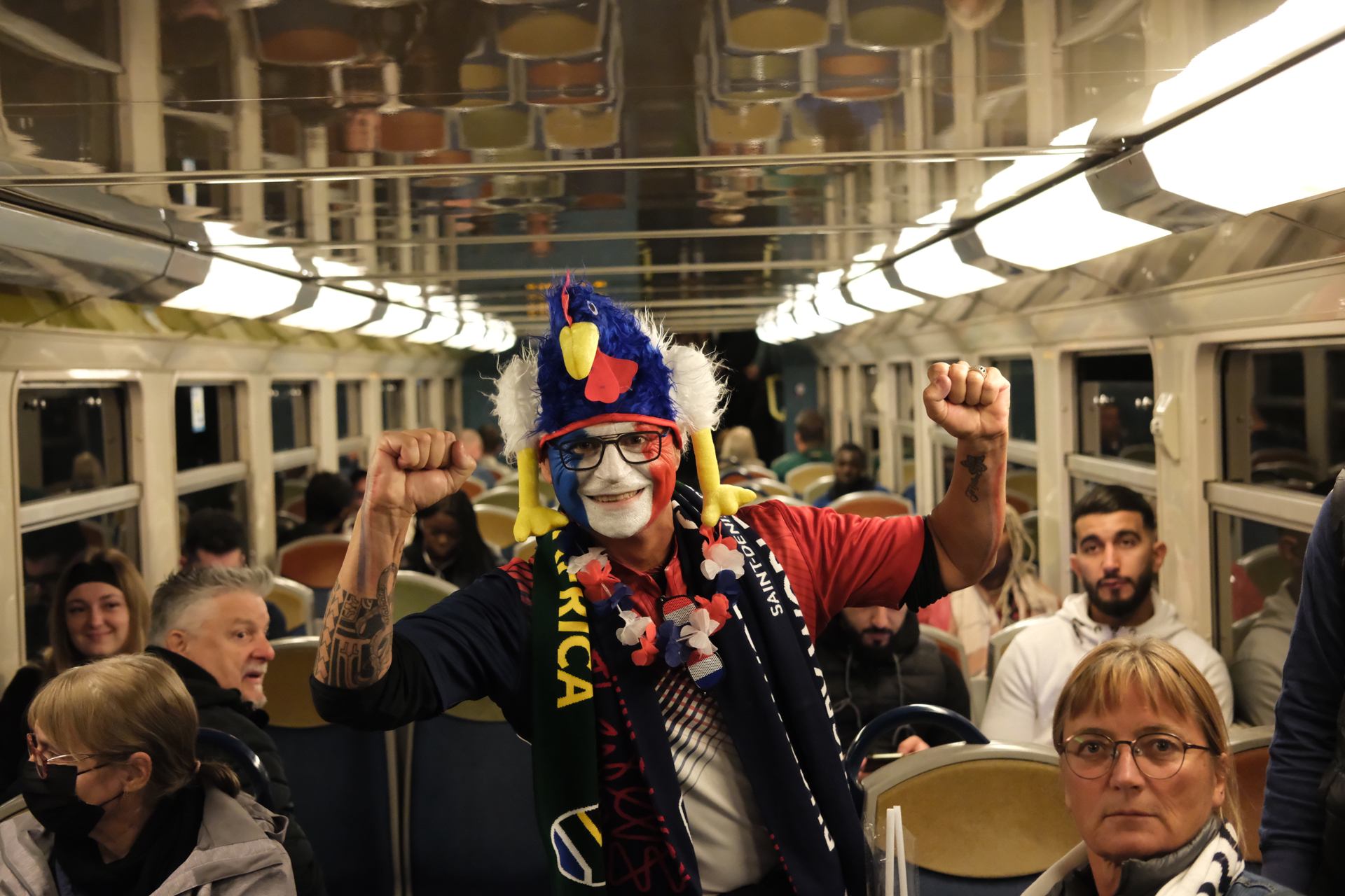 Photo d'un supporter debout au milieu du train - Alexia Benassy