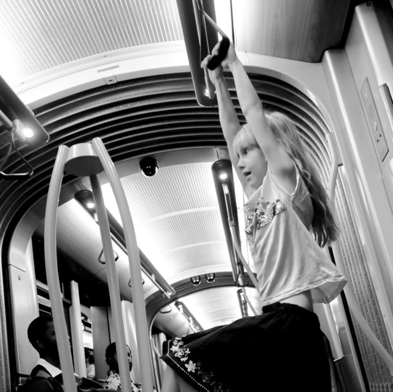 Photo d'une petite fille dans le métro surspendue graçe à ses bras - Vincent Mourlon