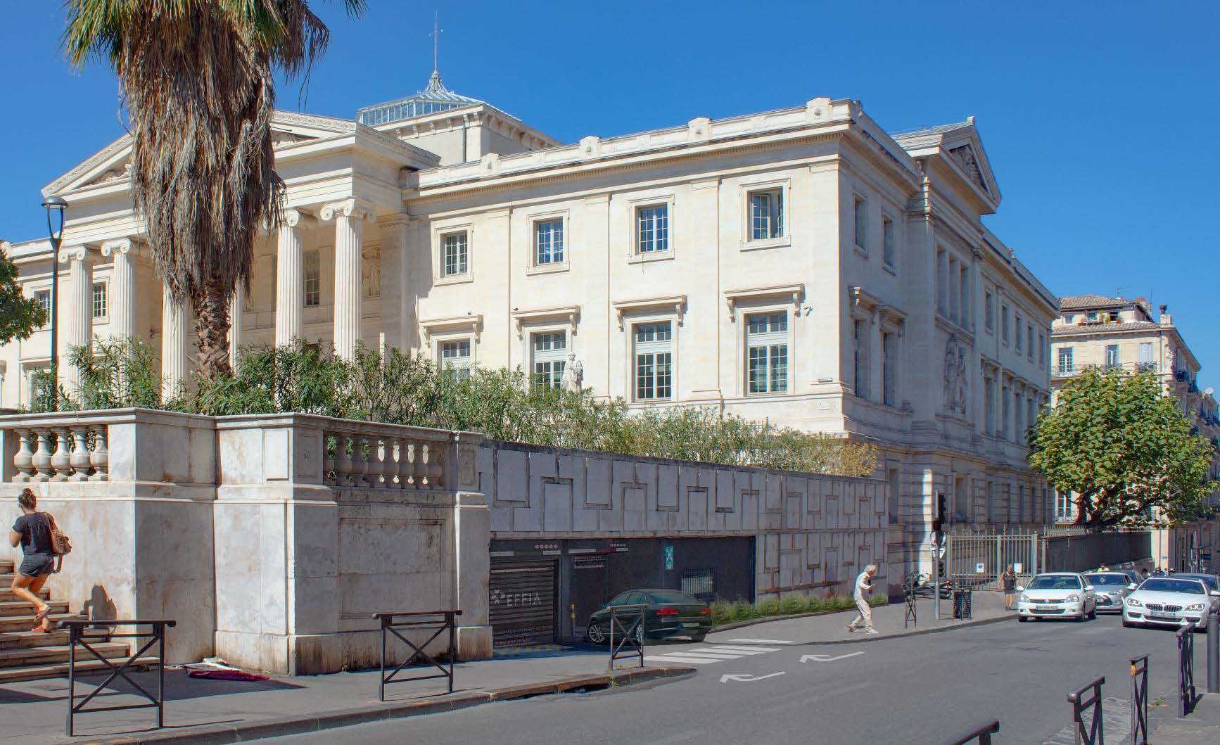 Photo d'un batiment marseillais avec une entrée de parking sous-terrain