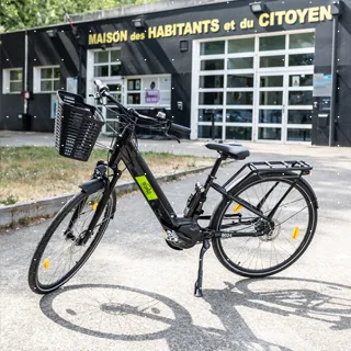 Vélo en libre service devant la Maison des Habitants et du Citoyen