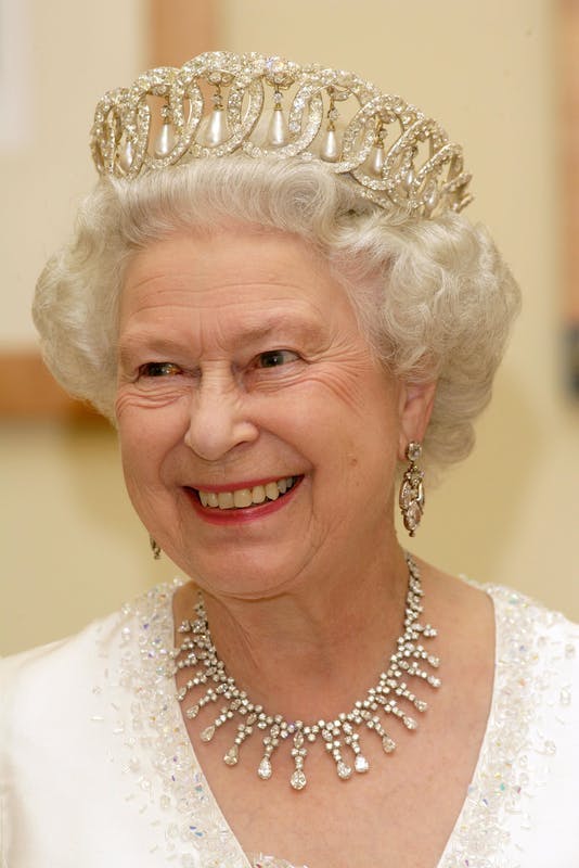Sexo lésbicas peitudas e um homem Quanto vale a coroa da rainha elizabeth