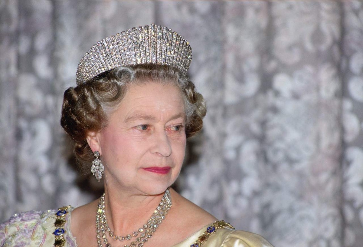 Rainha Elizabeth II As 10 coroas e tiaras mais impressionantes