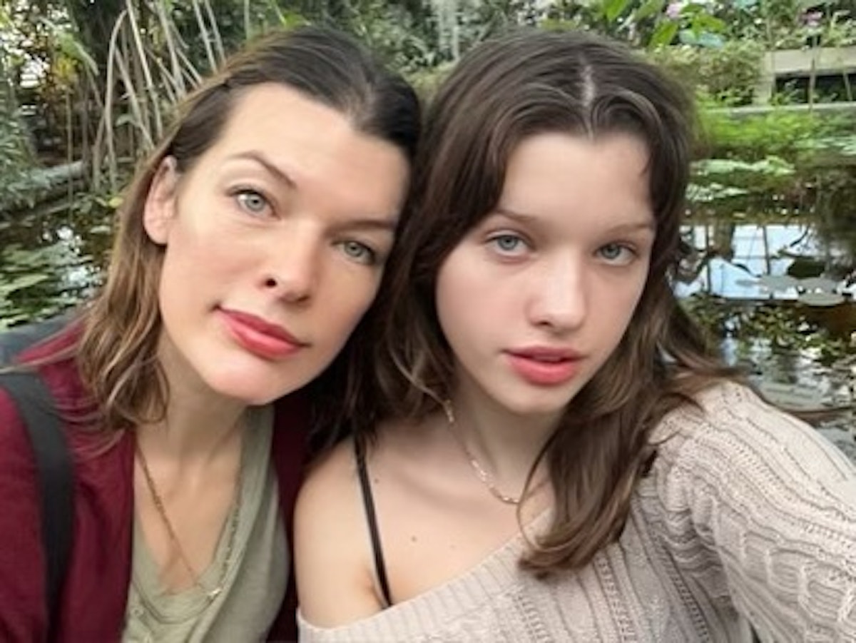 Filha de Milla Jovovich segue os passos da mãe na indústria