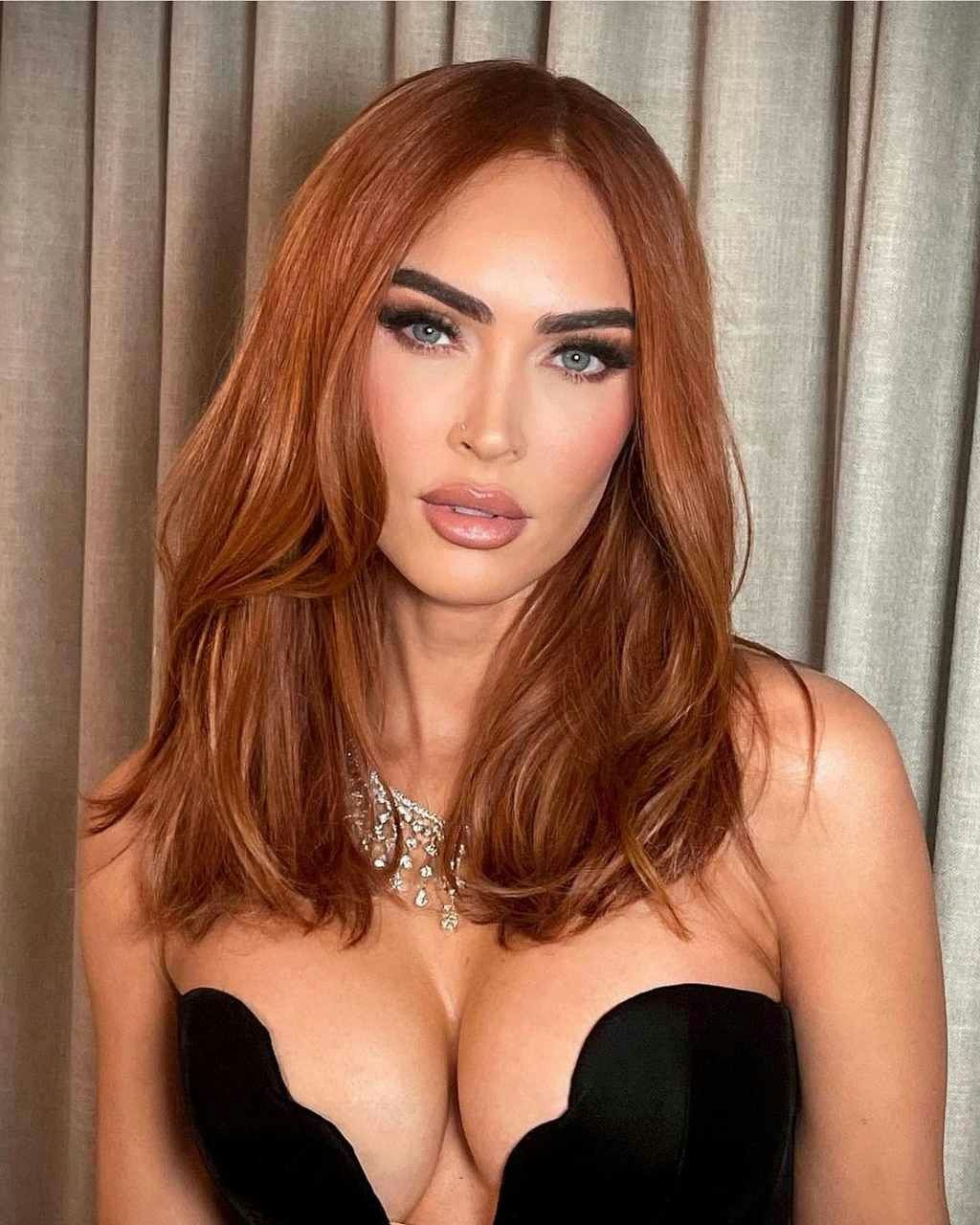 Megan Fox aparece com nova cor de cabelo e lança tendência