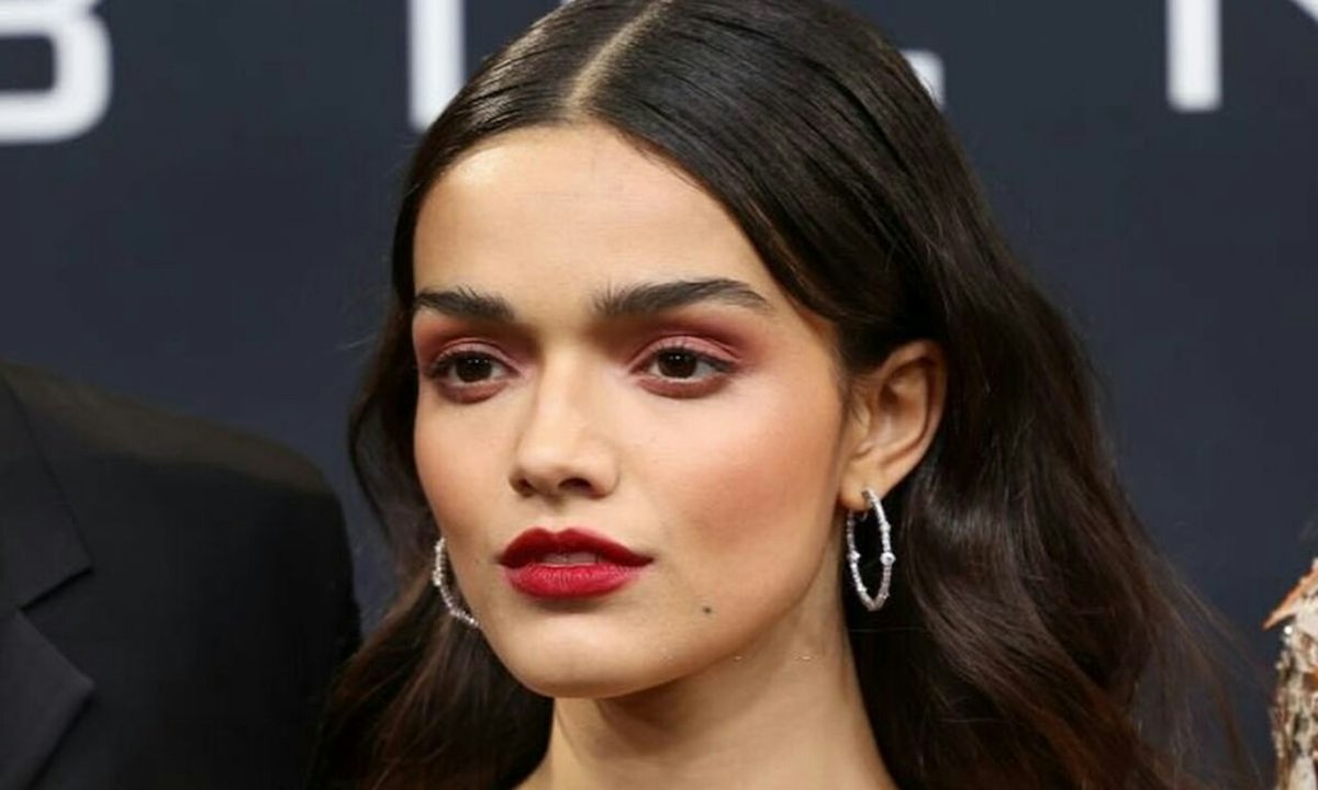 Rachel Zegler faz referência icônica em tapete vermelho