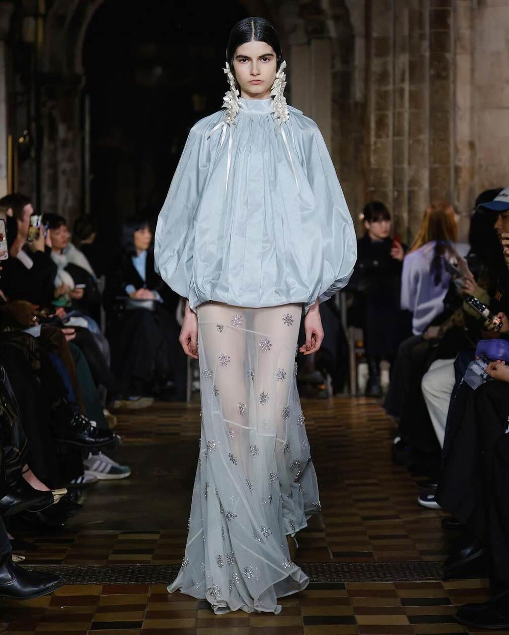Simone Rocha apresenta nova coleção de inverno na LFW 2024/25