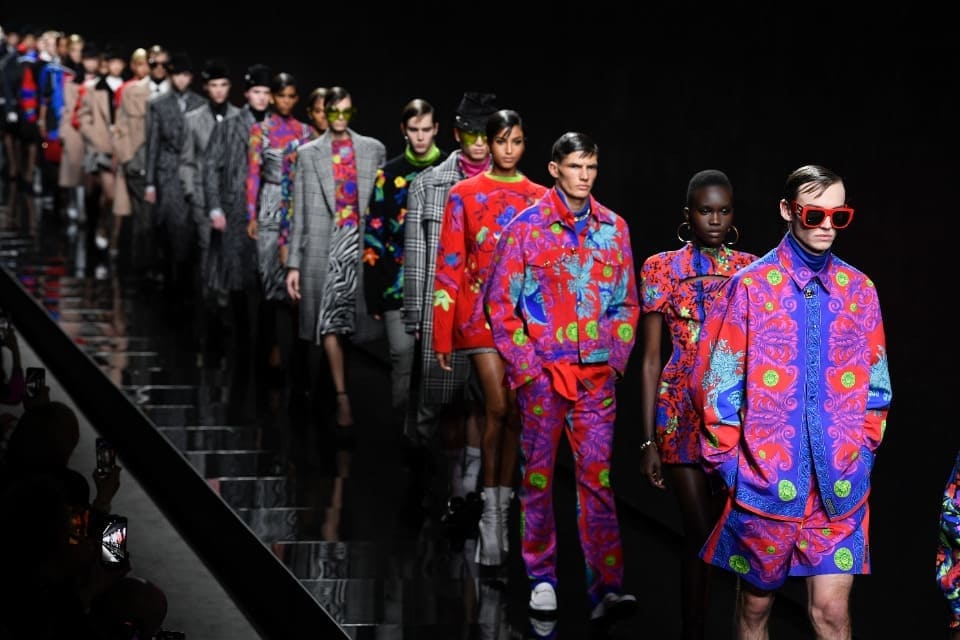 Versace ressignifica o estilo tradicional britânico na MFW