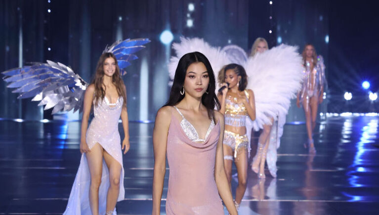 Victoria's Secret: modelo rebate críticas após desfile preguiçoso