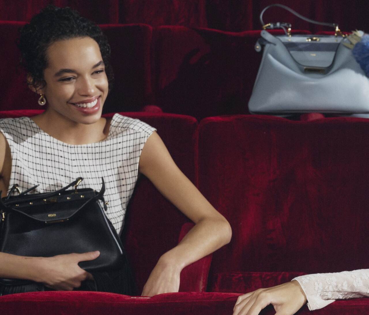 Fendi lança sua bolsa Peekaboo Soft Small em novo projeto