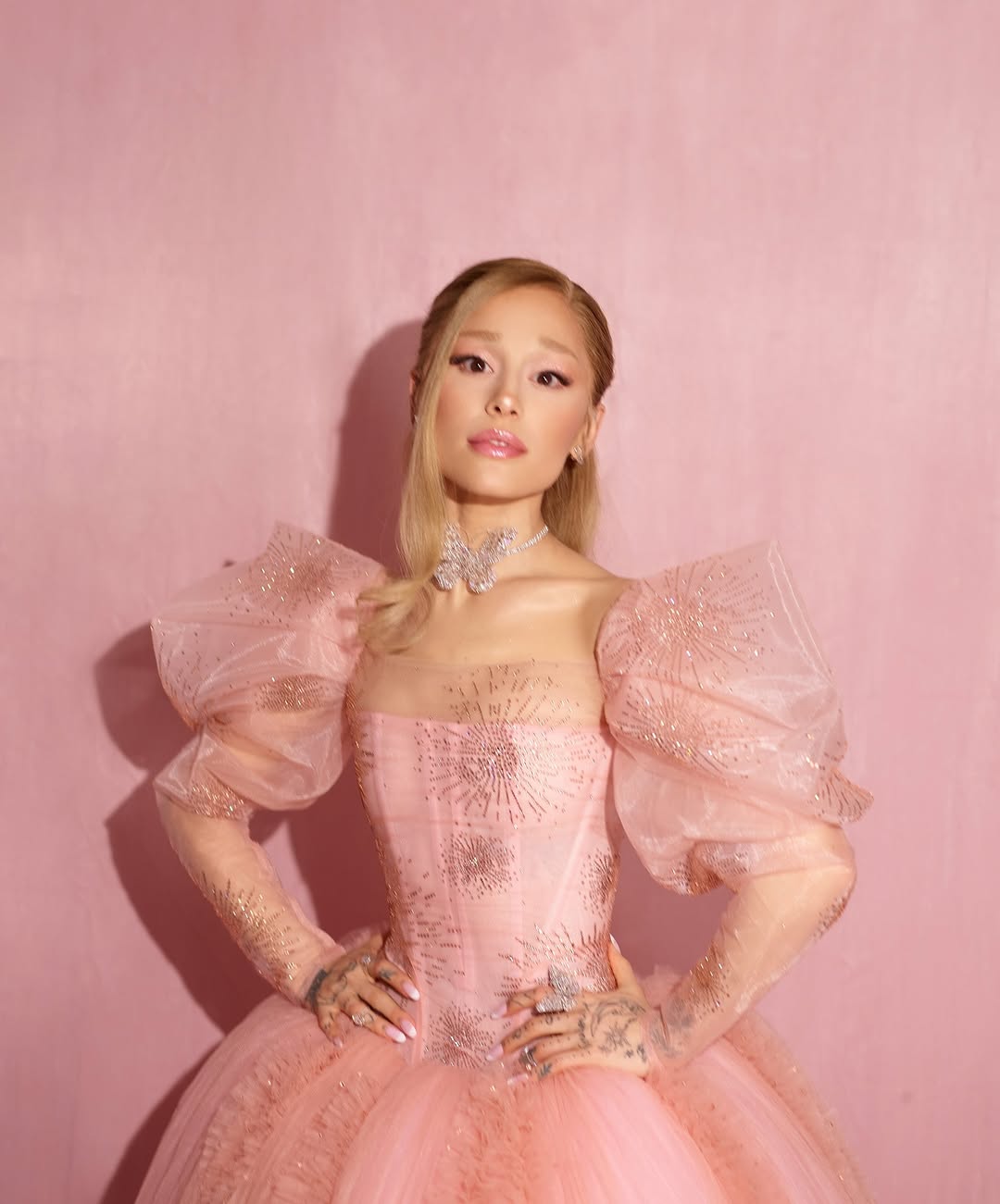 Ariana Grande reflete sobre a nova música de Glinda, 'Wicked 2'