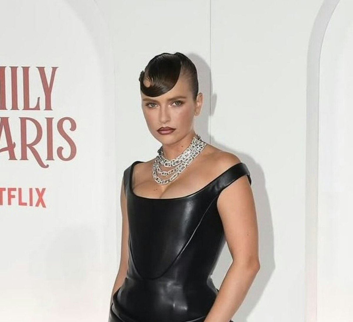 Camille Razat explica por que saiu do elenco de Emily In Paris