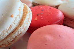 pink-and-white-macarons