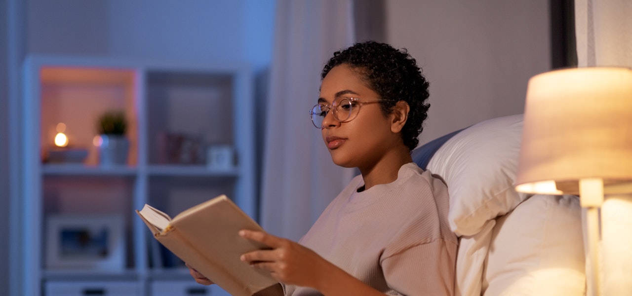 woman-reading-in-bed