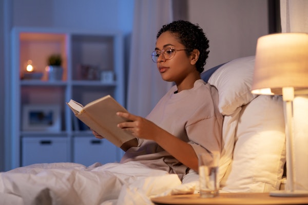 woman-reading-in-bed