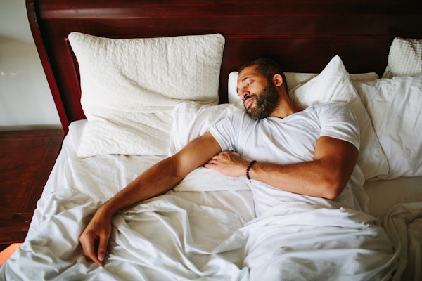 man-sleeping-in-bed