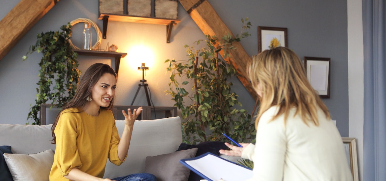 woman-meeting-with-counselor