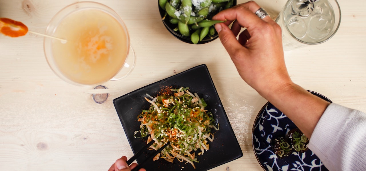 कीटो आहार का पालन करना और स्वस्थ भोजन खाना संभव है। थाली-साथ-edamame-और-समुद्री शैवाल