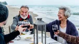 friends-dinner-at-beach