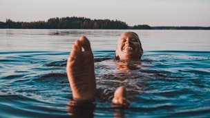 woman-swimming-in-lake