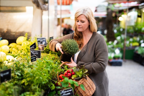 woman-buying-herbs-at-market