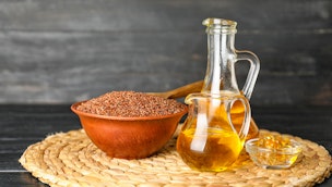 flaxseeds-and-flaxseed-oil