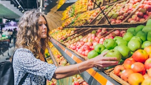 woman-buying-fruit