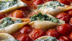 stuffed-shells-with-spinach-and-cherry-tomatoes