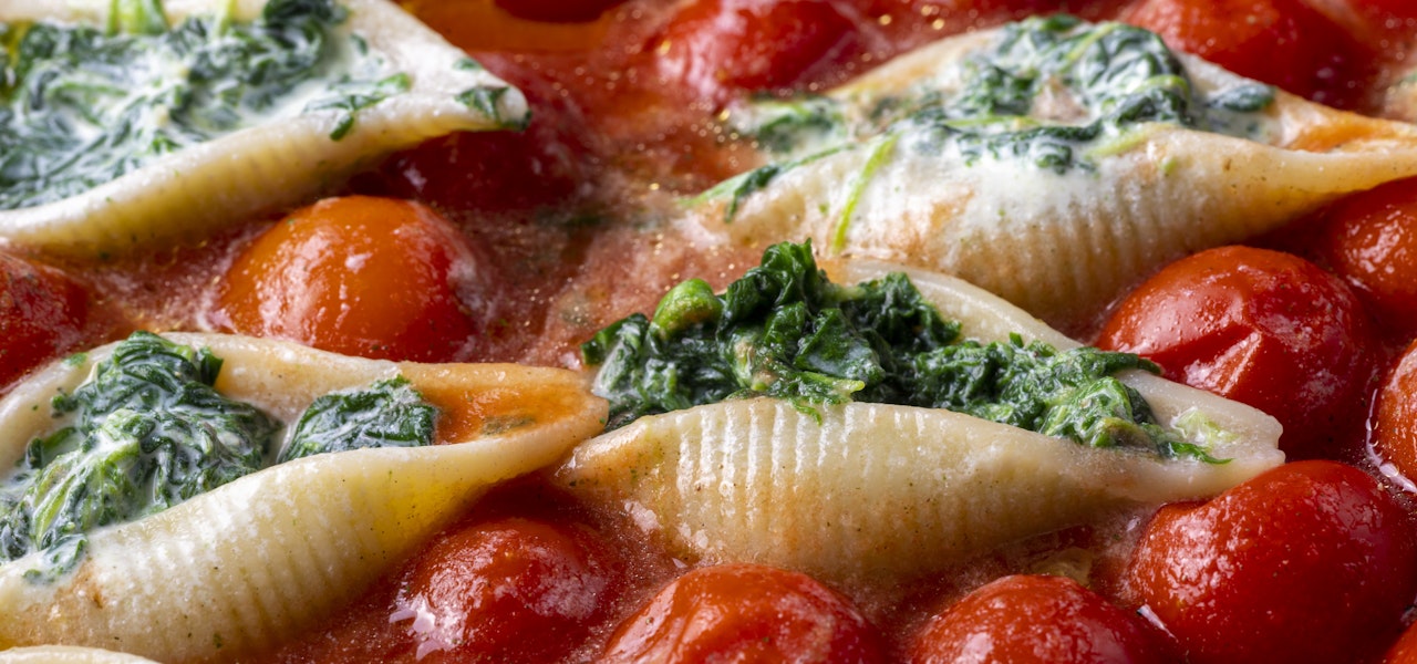 stuffed-shells-with-spinach-and-cherry-tomatoes