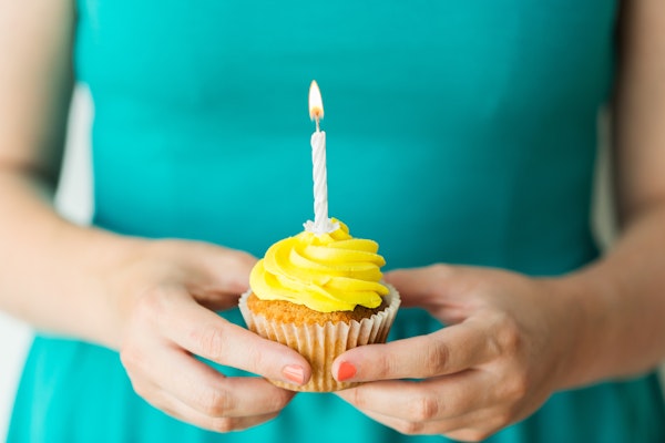 cupcake-one-candle-yellow-icing