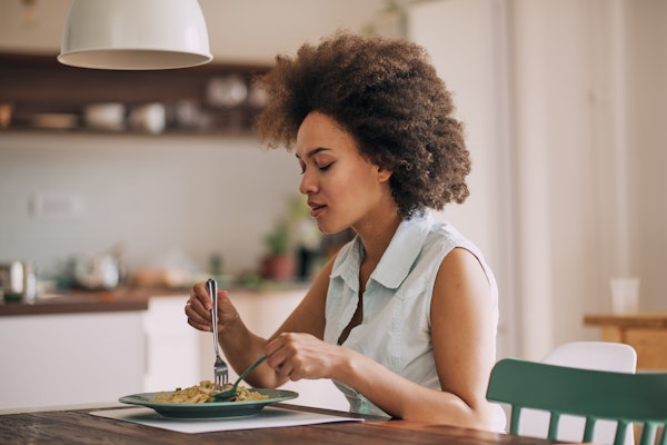 woman-at-table-practicing-mindful-eating