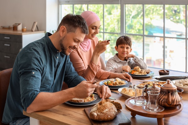 muslim-family-eating-breakfast