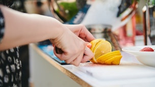 slicing-lemons-at-home