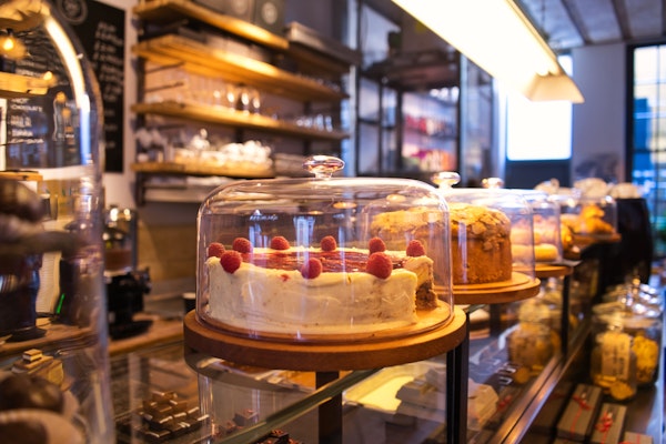 cake-in-a-cafe-display-case