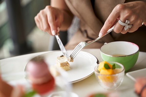 eating-a-cake-in-a-cafe