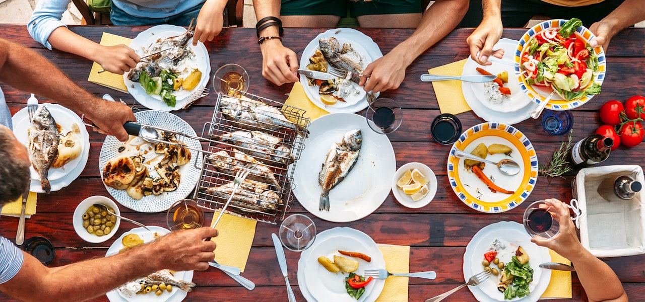 people-eating-fish-for-dinner