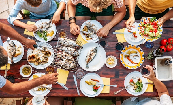 people-eating-fish-for-dinner