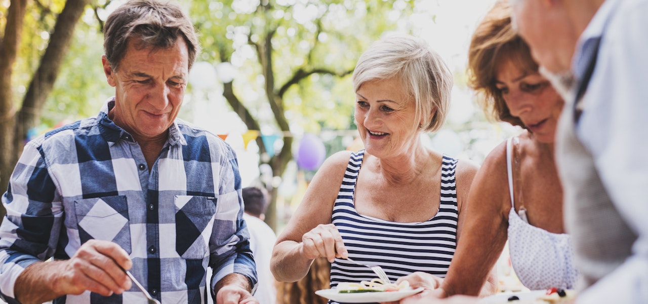 eating-outside-with-friends