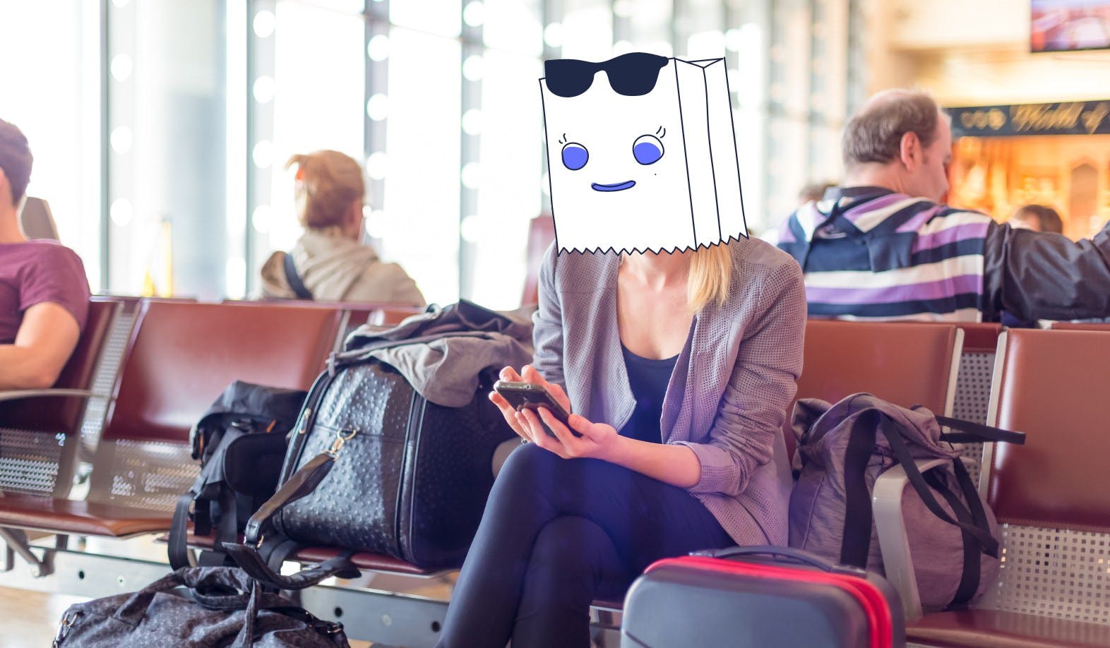 Blog-Beitragsbild "Wie man E-Mail-Aliase zum Schutz der Privatsphäre verwendet": Wir sehen eine Frau, die in einem Wartebereich eines Flughafens sitzt. Sie durchstöbert ihr Handy und trägt eine illustrierte Tasche über dem Kopf, um anzudeuten, dass ihre Privatsphäre geschützt ist.