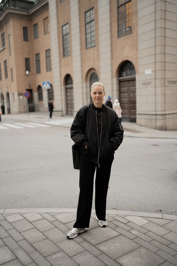 Personal branding portrait outside on the street of Hanna Larsson