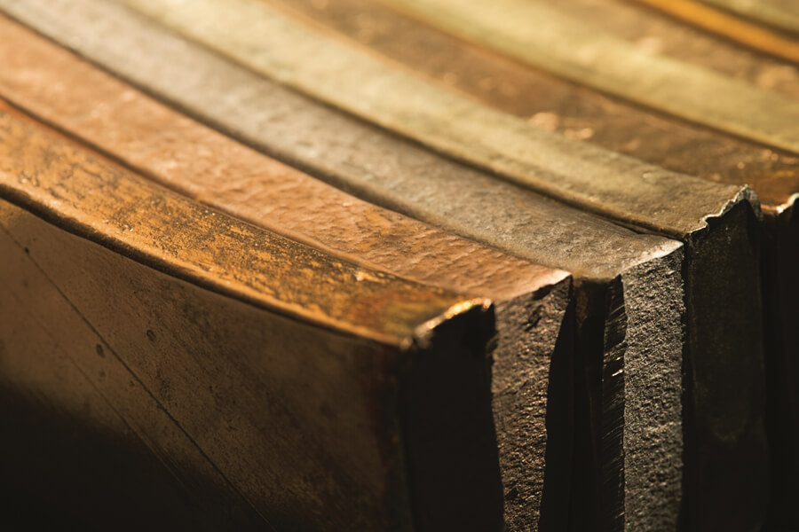 Die Niessing Goldbarren zeigen eindrucksvoll die Farbintensität und -vielfalt, die man den Schmuckstücken in der Manufaktur mit auf den Weg geben kann.