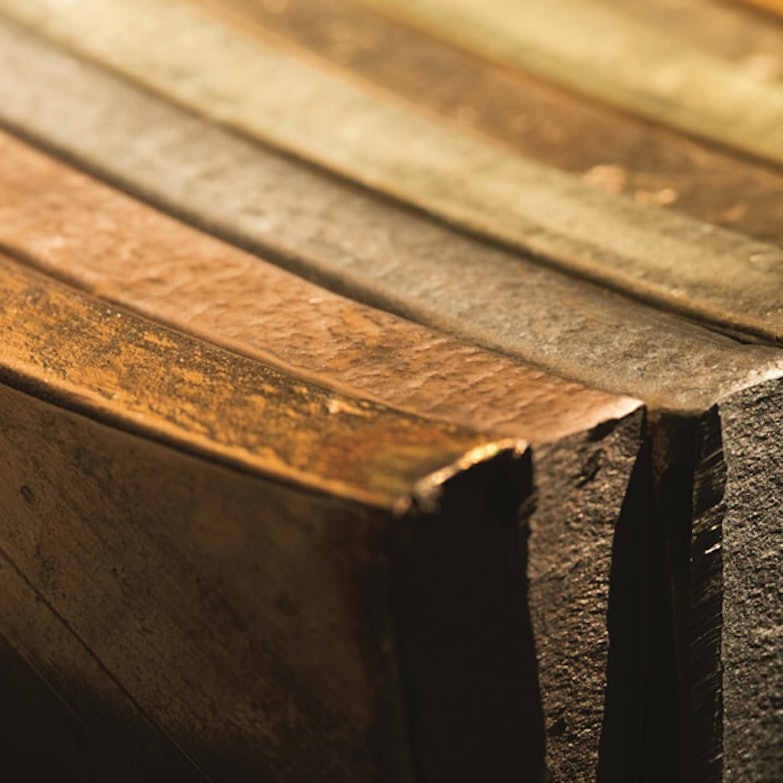 Die Niessing Goldbarren zeigen eindrucksvoll die Farbintensität und -vielfalt, die man den Schmuckstücken in der Manufaktur mit auf den Weg geben kann.