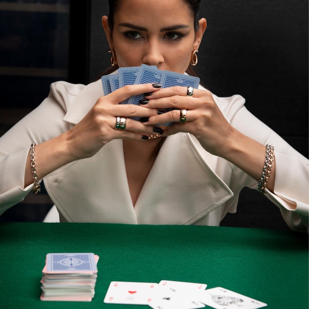 Pesaventoschmuck und Kartenspiel